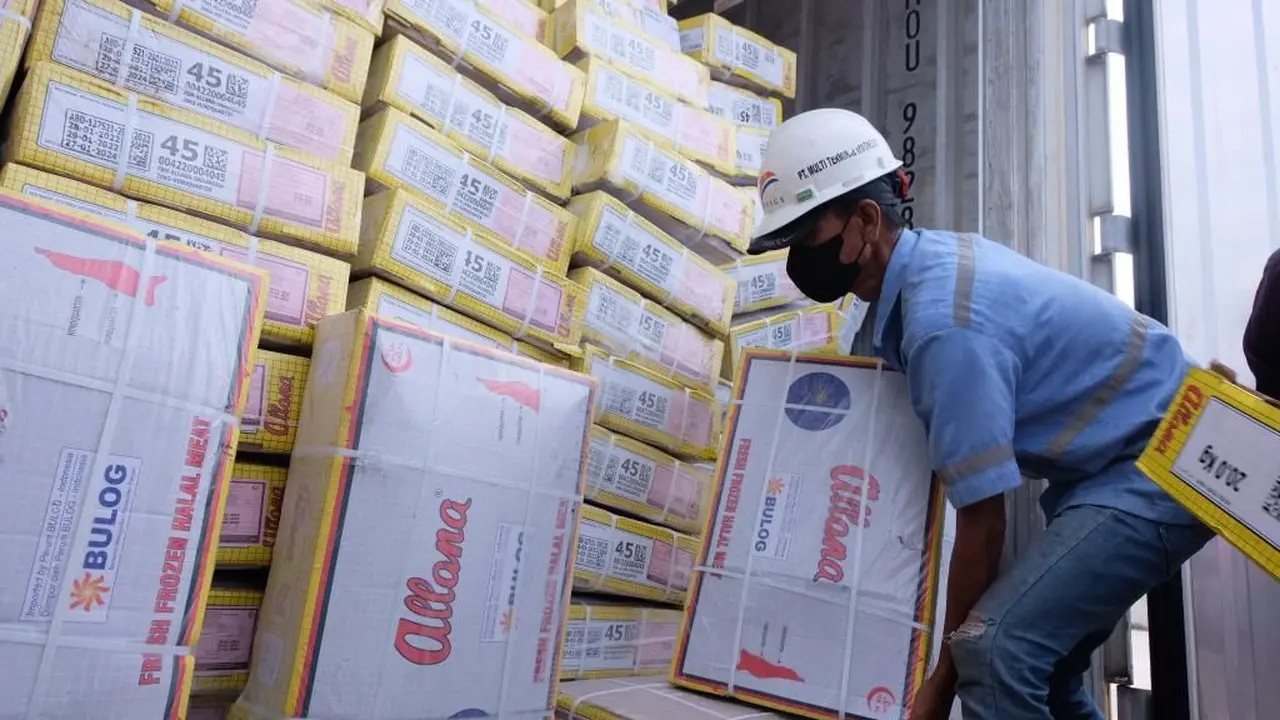 Perum Bulog mendatangkan 12.000 ton daging impor di New Priok Container Terminal One (NPCT1), Tanjung Priok, Jakarta, Sabtu (5/3/2022). (Dok Bulog)