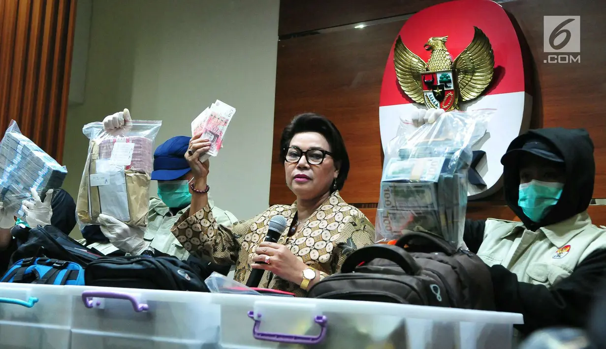 Wakil Ketua KPK Basaria Panjaitan (kedua kanan) dan Petugas KPK menunjukan barang bukti tersangka penerimaan suap Dirjen Perhubungan Laut (Hubla) A Tonny Budiono dan Adiputra Kurniawan di Gedung KPK, Kamis (24/08). (Liputan6.com/Helmi Afandi)
