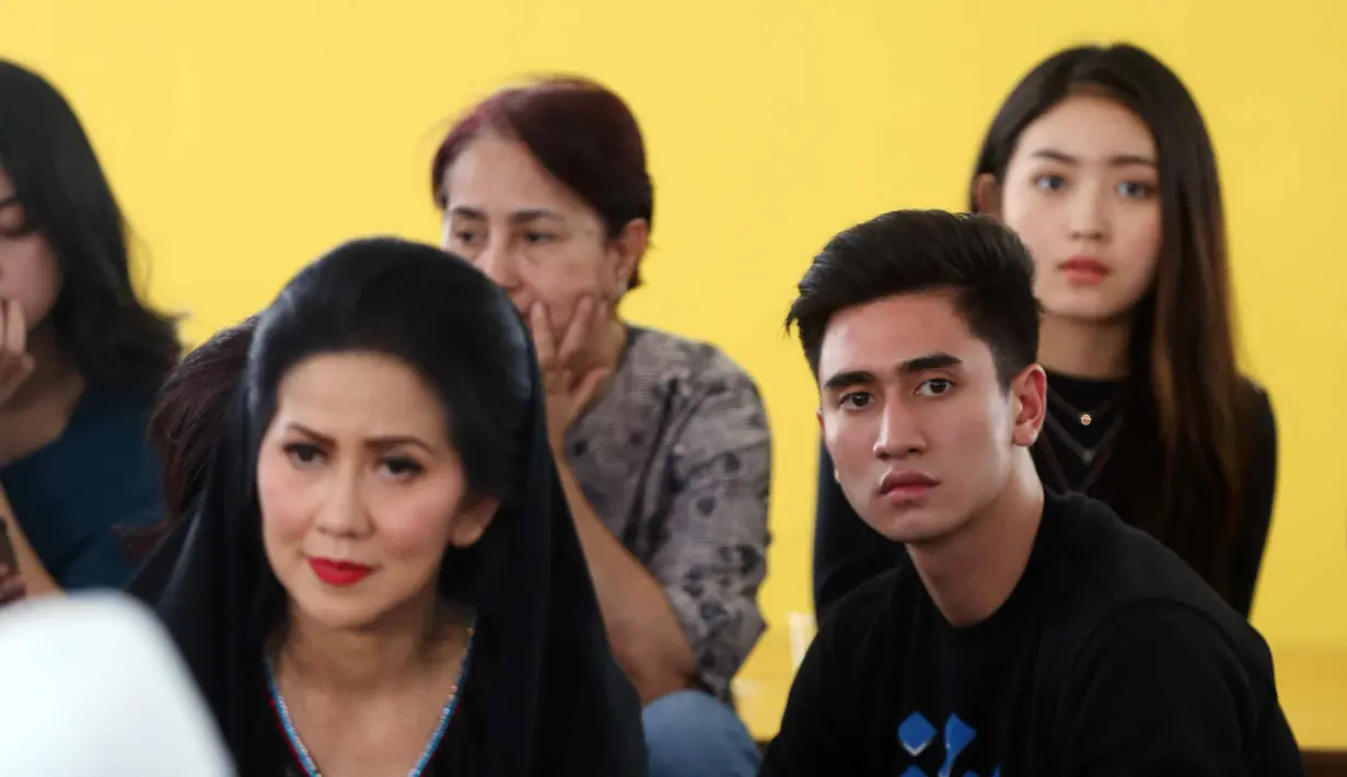 Kedekatan antara Verrell dan Natasha terbukti dengan hadirnya Natasha di perayaan ulang tahun ibunda Verrell beberapa waktu lalu. Hal ini ternyata mendapat tanggapan positif dari Venna Melinda. (Nurwahyunan/Bintang.com)
