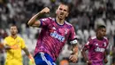 Bek Juventus Leonardo Bonucci merayakan gol yang dicetaknya ke gawang Salernitana pada pekan keenam Liga Italia Serie A musim 2022/2023 di Allianz Stadium, Senin (12/8/2022) dini hari WIB. Sempat tertinggal dua gol, Juventus mampu menyamakan menjadi 2-2. (Fabio Ferrari/LaPresse via AP)