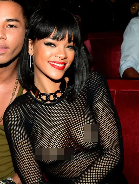 Kalau yang ini sudah jelas Rihanna ingin memamerkan puting payudaranya. (REX/Shutterstock/HollywoodLife)