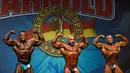 Sejumlah binaraga memamerkan otot di depan juri pada kontes Arnold Classic Europe 2019 di Barcelona, Sabtu (21/9/2019). Arnold Classic Europe merupakan kompetisi body builder yang akan berlangsung dari 20 hingga 22 September. (Photo by LLUIS GENE / AFP)