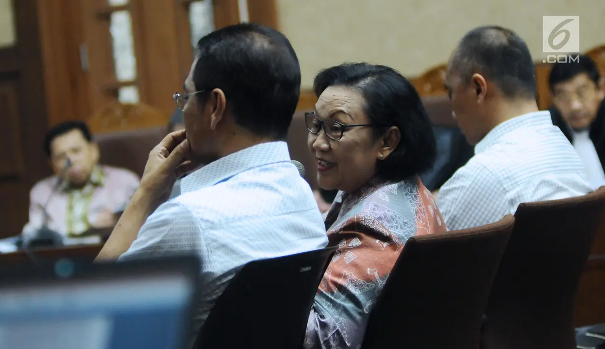 Mantan Sekjen Kemendagri, Diah Anggraeni (tengah) bersama Mantan Mendagri Gamawan Fauzi pada sidang lanjutan dugaan korupsi proyek e-KTP dengan terdakwa, Setya Novanto di Pengadilan Tipikor, Jakarta, Senin (29/1). (Liputan6.com/Helmi Fithriansyah)