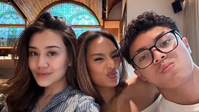 Keanu Massaid saat hangout bersama kedua kakak perempuannya. [@aaliyah.Massaid]