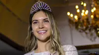 Natasha Beresford, berusia 26 tahun, tanpa riasan berhasil membawa pulang mahkota Miss London 2023. (sumber: Lauren Cremer, FabUK / SWNS)