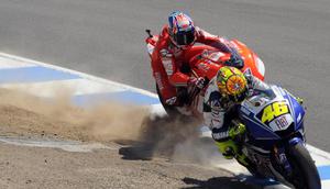 Valentino Rossi dan Casey Stoner terlibat pertarungan sengit di MotoGP Laguna Seca, Amerika Serikat, pada 2008. (Red Bull)