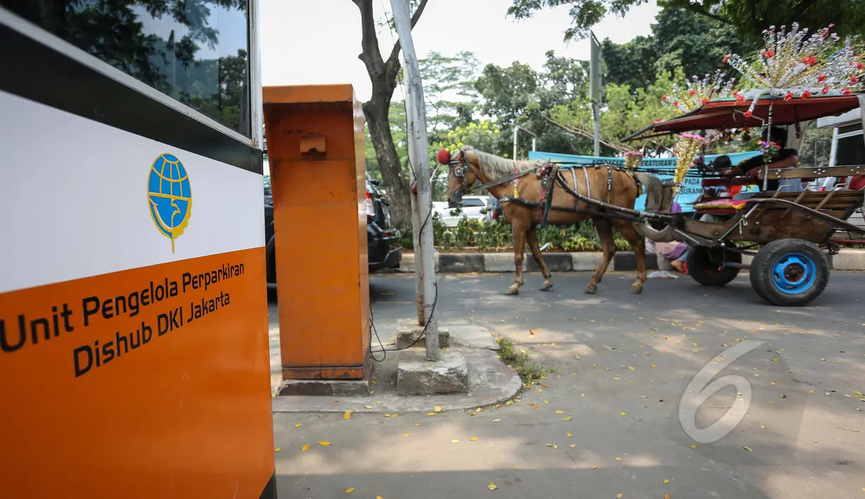 Unit Pengelola Teknis (UPT) Parkir Dinas Perhubungan dan Transportasi DKI Jakarta menyiapkan konsep perombakan sistem parkir di kawasan IRTI Monas, Jakarta, Selasa (26/5/2015). Pengelolaan parkir akan melibatkan pihak swasta. (Liputan6.com/Faizal Fanani)