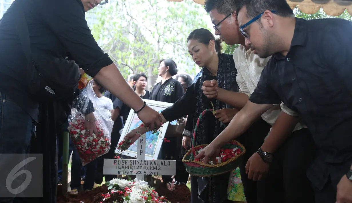 Artis dan juga model, Indah Kalalo melakukan tabur bunga di makam sang bunda, Suyadi Kalalo, di TPU Menteng Pulo, Jakarta, Selasa (24/5). Ibunda Indah Kalalo meninggal dalam usia 73 tahun karena komplikasi sejumlah penyakit. (Liputan6.com/Herman Zakharia)