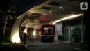 Mobil pemadam dari Dinas Pemadam Kebakaran berada di area Rumah Sakit Mayapada di kawasan Lebak Bulus, Jakarta, Senin (28/10/2019). Kepulan asap terlihat dari lantai 5 Rumah Sakit Mayapada akibatnya sejumlah pasien dievakuasi petugas keluar gedung. (Liputan6.com/Faizal Fanani)