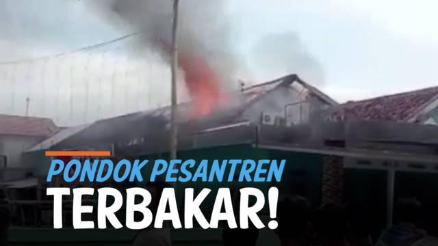 Musibah kebakaran besar menimpa pondok pesantren di Karawang Jawa Barat. Kebakaran menewaskan 8 orang santri yang terjebak di lantai 2.