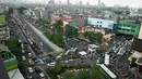 Sejumlah kendaraan terjebak macet di ruas Jalan KH Mas Mansyur, Tanah Abang, Jakarta, Kamis (15/6). Kepadatan jalanan di Ibu kota disebabkan oleh tingginya pengguna kendaraan pribadi. (Liputan6.com/Gempur M Surya)