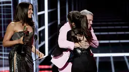 Penyanyi Camila Cabello berpelukan dengan Andy Cohen saat meraih penghargaan Billboard Achievement Award dalam Billboard Music Awards 2018 di Las Vegas (20/5). (Kevin Winter / Getty Images / AFP)