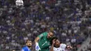 Kiper timnas Italia Gianluigi Donnarumma (tengah) melakukan penyelamatan di depan gelandang Jerman Serge Gnabry pada matchday pertama UEFA Nations League A Grup 3 di Renato Dall'Ara, Minggu (6/5/2022) dini hari WIB. Jerman bermain imbang melawan Italia dengan skor 1-1. (AP Photo/Antonio Calanni)