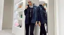 <p>Memberi kesan Y2K, padukan denim jacket dengan jumpsuit yang memiliki detail cutbray. Inspirasi ala Olla Ramlan ini makin manis dilengkapi dengan mini heels untuk memberi kesan kaki jenjang. [Instagram/ollaramlan]</p>