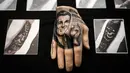 Sebuah tangan tiruan bertato dipajang di salah satu stan Paris Tattoo Convention di Grand Halle de la Villette, Paris, Prancis, Jumat (9/3). Paris Tattoo Convention berlangsung dari tanggal 9 sampai 11 Maret. (Philippe LOPEZ/AFP)