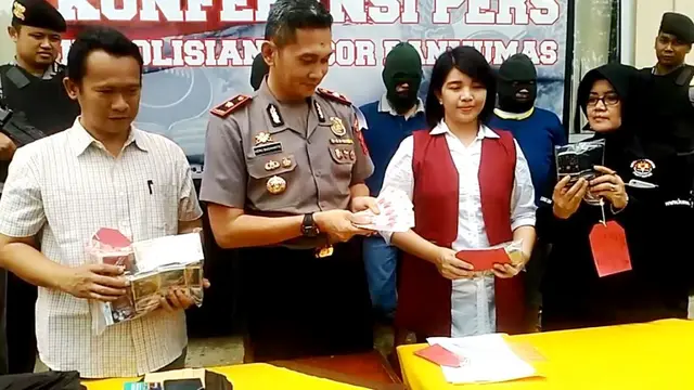 Polres Banyumas menangkap tiga tersangka pengedar uang palsu menjelang Lebaran 2018. (Liputan6.com/Muhamad Ridlo).