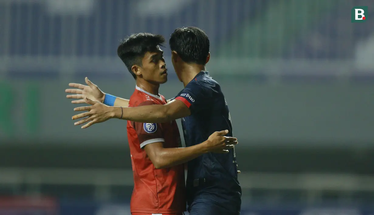 Pemain Arema FC, Feby Eka (kanan), menjaga ketat pemain PSM Makassar, Rizky Eka Pratama, pada laga BRI Liga 1 di Stadion Pakansari, Bogor, Minggu (5/9/2021). Kedua tim bermain imbang 1-1. (Foto: Bola.com/M Iqbal Ichsan)