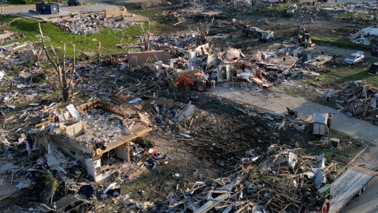 Sejumlah warga mengais barang-barang yang tersisa di antara puing-puing rumah yang hancur karena hantaman tornado di Greenfield, Iowa, Amerika Serikat, pada Kamis (23/5/2024).&nbsp;Sebanyak 5 orang dilaporkan meninggal dunia dan 35 lainnya terluka ketika 
