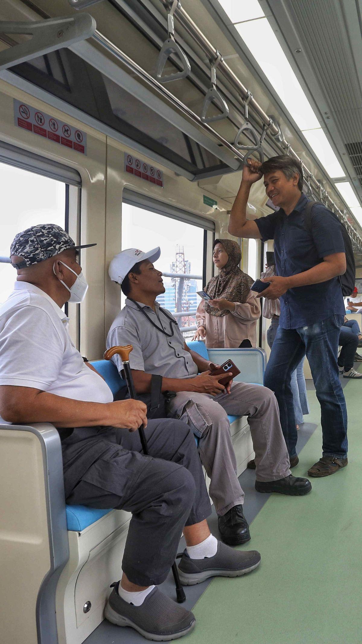 Untuk mengoptimalkan layanan di stasiun, KAI sudah menyiapkan petugas yang siap sedia untuk melayani calon penumpang.