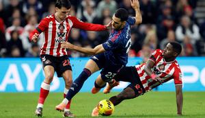 Pemain Arsenal, Mikel Merino (tengah), berebut bola dengan pemain Sunderland, Enzo Le Fee (kiri) dan Noah Sadiki, dalam pertandingan Liga Inggris di Stadium of Light, Inggris, Minggu (9/11/2025). (Richard Sellers/PA via AP)
