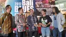 Menteri Pariwisata Arief Yahya (tengah) berbincang dengan Gilang Ramadhan (kedua kanan) dan Gugun GBS (kanan) usai jumpa pers Bali Blues Festival 2017 di Kantor Kementerian Pariwisata, Jakarta, Rabu (17/5). (Liputan6.com/Helmi Afandi)