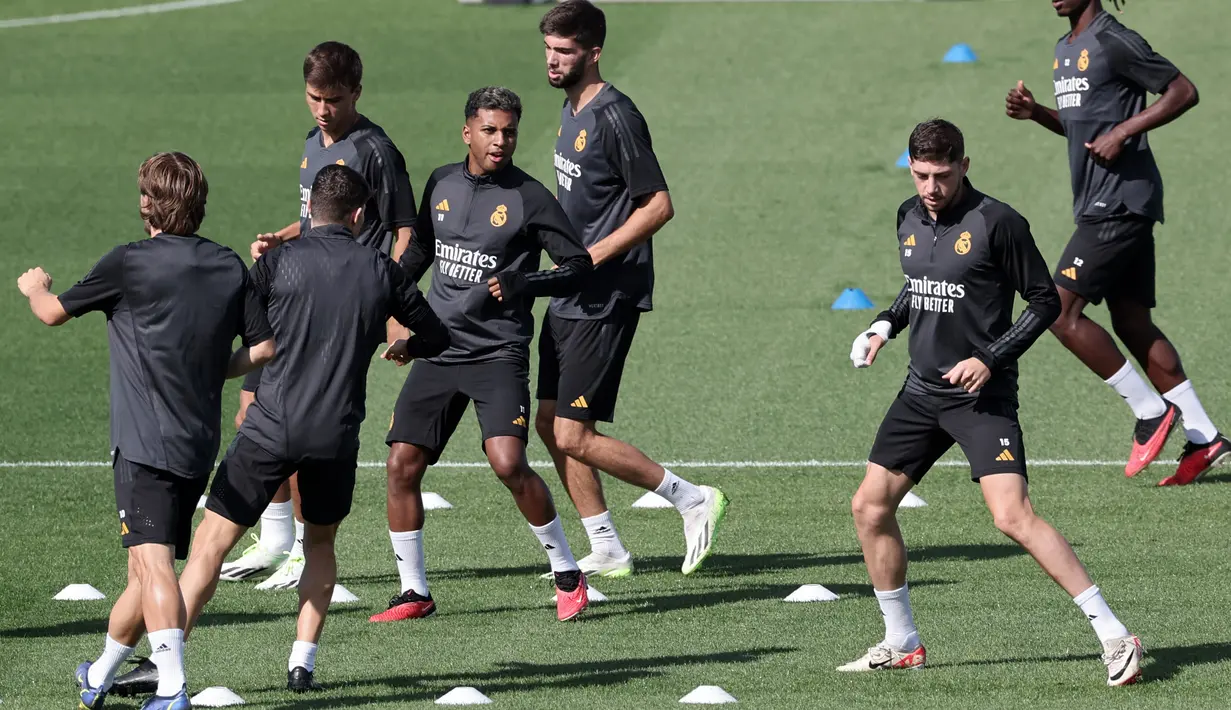 Pemain Real Madrid Rodrygo, Theo Zidane, Federico Valverde dan Eduardo Camavinga menghadiri sesi latihan menjelang matchday 1 Grup C Liga Champions 2023/2024, di Valdebebas Sport City di Madrid, Selasa (19/9/2023). (Thomas COEX / AFP)