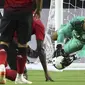 Kiper Man. United, Lee Grant (kanan) mengamankan bola sepakan pemain Club America pada laga uji coba di University of Phoenix Stadium, Glendale, Arizona, (19/7/2018). MU bermain imbang 1-1. (AP/Ralph Freso)