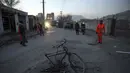 Personel keamanan Afghanistan memeriksa lokasi serangan bom di Kabul, Afghanistan (28/12/2020). Dua serangan menargetkan ibu kota Kabul, satu menyerang provinsi Ghazni dan satu lagi dilaporkan di wilayah Khost timur. (AP Photo/Rahmat Gul)