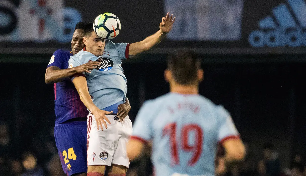 Pemain Barcelona Y. Mina berebut bola dengan pemain Celta Vigo, Maxi Gomez pada laga pekan ke-33 La Liga di Estadio de Balaidos, Selasa (17/4). Barcelona gagal meraih poin penuh usai bermain imbang 2-2 melawan Celta Vigo. (AP/Lalo R. Villar)