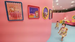 Dua anak perempuan bermain di arena petualangan bertema berang-berang Otah & Friends di Gardens by the Bay di Singapura pada 14 Desember 2020. (Xinhua/Then Chih Wey)