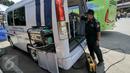 Petugas melakukan uji emisi bus yang akan digunakan untuk armada Lebaran di Terminal Kampung Rambutan, Jakarta, Jumat (24/6). Dishub DKI melakukan tes kesehatan pengemudi dan pengecekan bus jelang arus mudik 2016. (Liputan6.com/Yoppy Renato)