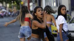 Warga memprotes polisi di dekat Rumah Sakit Getulio Vargas setelah polisi menggerebek favela Vila Cruzeiro di Rio de Janeiro, Brasil, Selasa (24/5/2022). Polisi menggerebek favela Vila Cruzeiro sebelum fajar Selasa dalam operasi yang memicu baku tembak sengit. (AP Photo/Bruna Prado)