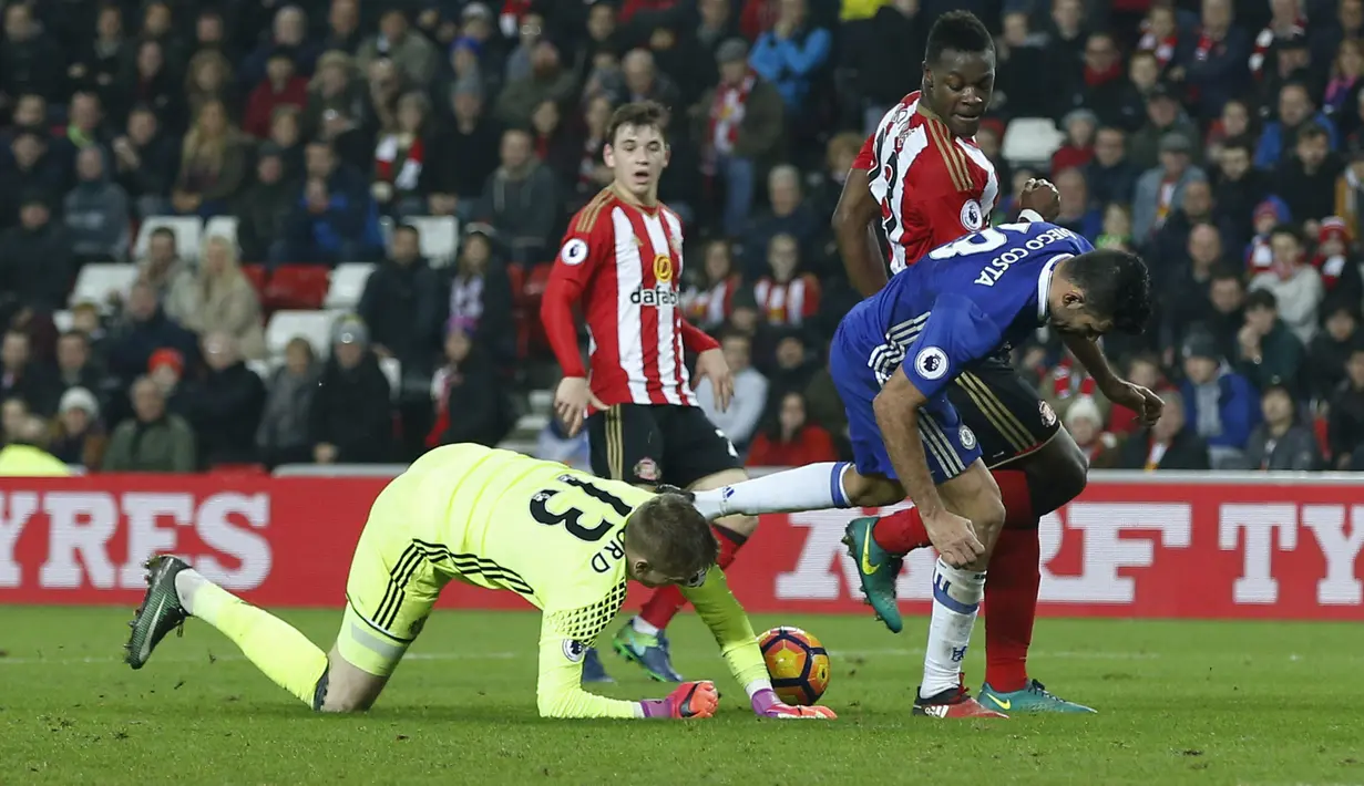 Pemain Chelsea, Diego Costa, berusaha melewati hadangan pemain Sunderland dalam laga pekan ke-16 Premier League 2016-2017 di Stadium of Lights, Rabu (14/12/2016) waktu setempat. (Reuters/Andrew Yates)