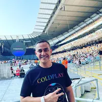 Bahkan, Ferdy telah lama merencanakan untuk menyaksikan konser tersebut. Ia mengaku telah membeli tiket sejak Agustus tahun lalu. Sebelum mendengar kabar akan konser di Indonesia. [Instagram/ferdyhasan]