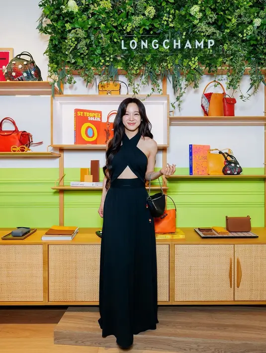 Busana serba hitam yang ia kenakan adalah jumpsuit dengan atasan halterneck yang menutupi area dada [@clean_0828]