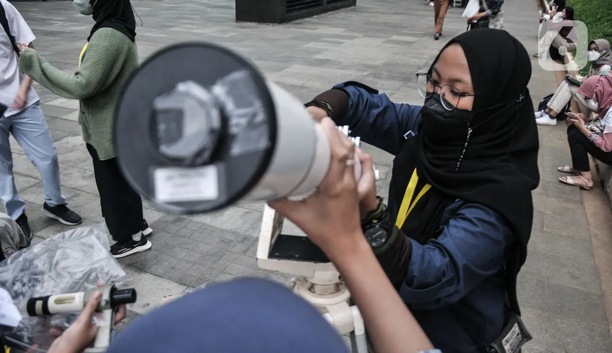 Petugas Planetarium dan Obersevasi Jakarta (POJ) menyiapkan teleskop yang akan digunakan untuk mengobservasi fenomena gerhana bulan total atau Bloodmoon di Taman Ismail Marzuki, Jakarta Pusat, Selasa (8/11/2022). Fenomena gerhana kali ini disebut akan menjadi yang terakhir kali untuk 2022 sampai 3 tahun ke depan. (merdeka.com/Iqbal S Nugroho)