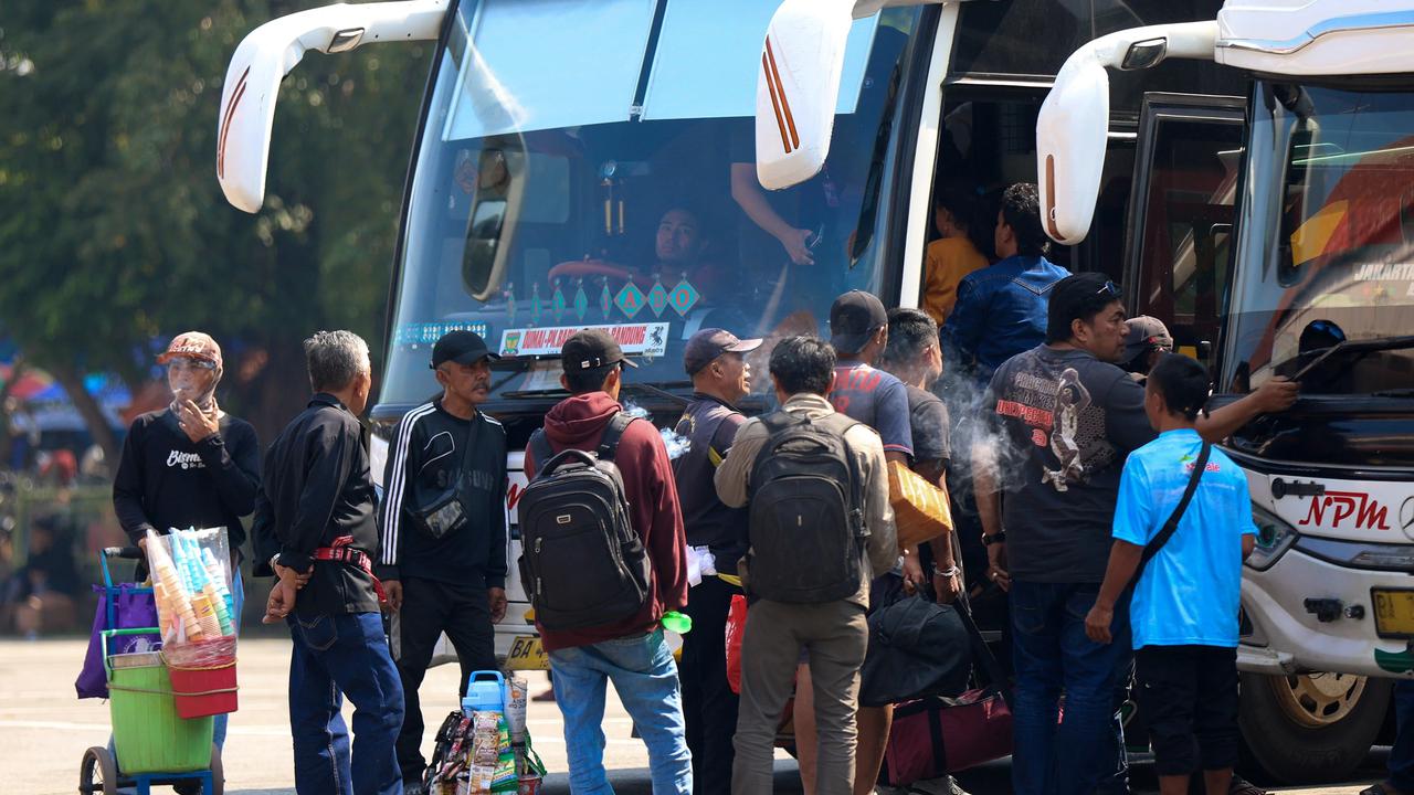 FOTO: Pemudik Padati Terminal Kampung Rambutan Menjelang Lebaran