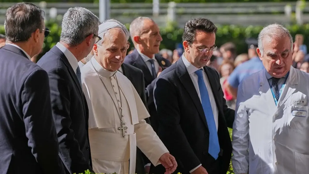 Paus Leo XIV saat tiba di Rumah Sakit Gemelli, Roma, Italia, pada Selasa (13/10/2026).