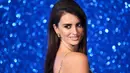 Penelope Cruz yang tersenyum manis tampil mengenakan gaun seksi yang memamerkan punggung mulusnya saat menghadiri pemutaran film Zoolander 2 di London, Kamis (4/2/2016). (REUTERS/Dylan Martinez)