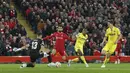 <p>Penjaga gawang Villarreal Geronimo Rulli melakukan penyelamatan di depan pemain Liverpool Mohamed Salah saat pertandingan leg pertama semifinal Liga Champions di stadion Anfield di Liverpool, Inggris, Kamis (28/4/2022). Liverpool menang atas Villarreal 2-0. (AP Photo/Jon Super)</p>