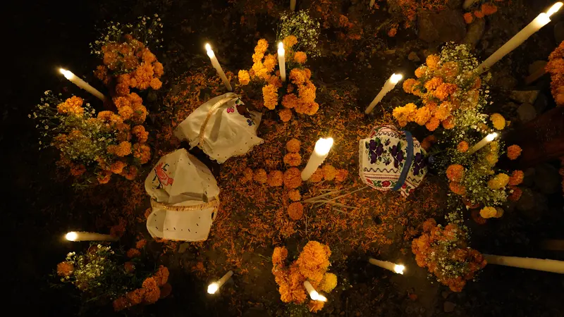 FOTO: Menghias Makam Orang Tercinta pada Hari Kematian