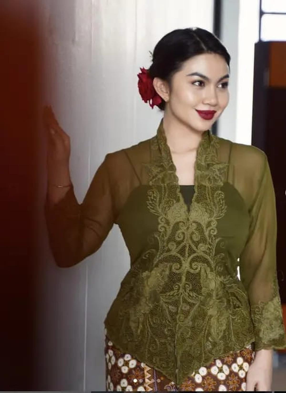 Potret Ariel Tatum dengan Busana Etnik Modern, Tampil Memukau