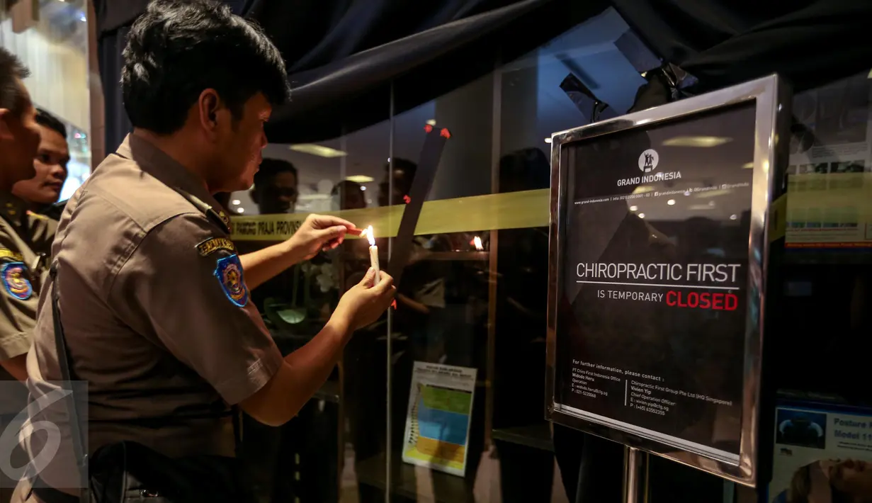 Petugas Satpol PP melakukan penyegelan klinik Chiropractic First di pusat perbelanjaan Grand Indonesia, Jakarta, Rabu (13/1). Sembilan klinik Chiropractic First di sejumlah mall di Jakarta disegel karena tidak memiliki izin. (Liputan6.com/Faizal Fanani)