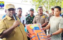 Bupati Tambrauw Salurkan 16 Bantuan Perahu Motor, Tingkatkan Akses Masyarakat Pesisir