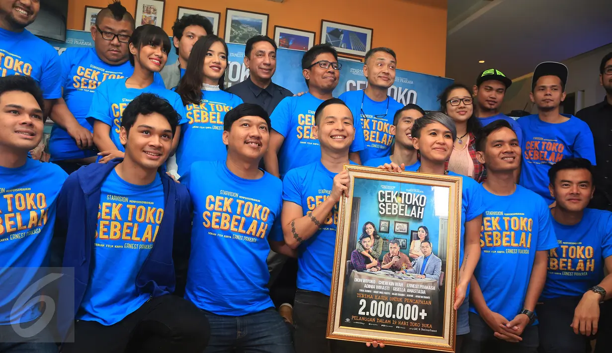Para pemain Cek Toko Sebelah berfoto bersama dengan piagam 2 juta penonton saat jumpa press Film Cek Toko Sebelah di kawasan Sarinah, Jakarta, Senin (16/1). Film Cek Toko Sebelah tembus 2 Juta penonton dalam 19 hari. (Liputan6.com/Herman Zakharia)