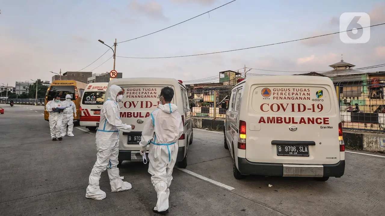 Antrean Ambulans di Wisma Atlet Imbas Melonjaknya Pasien COVID-19