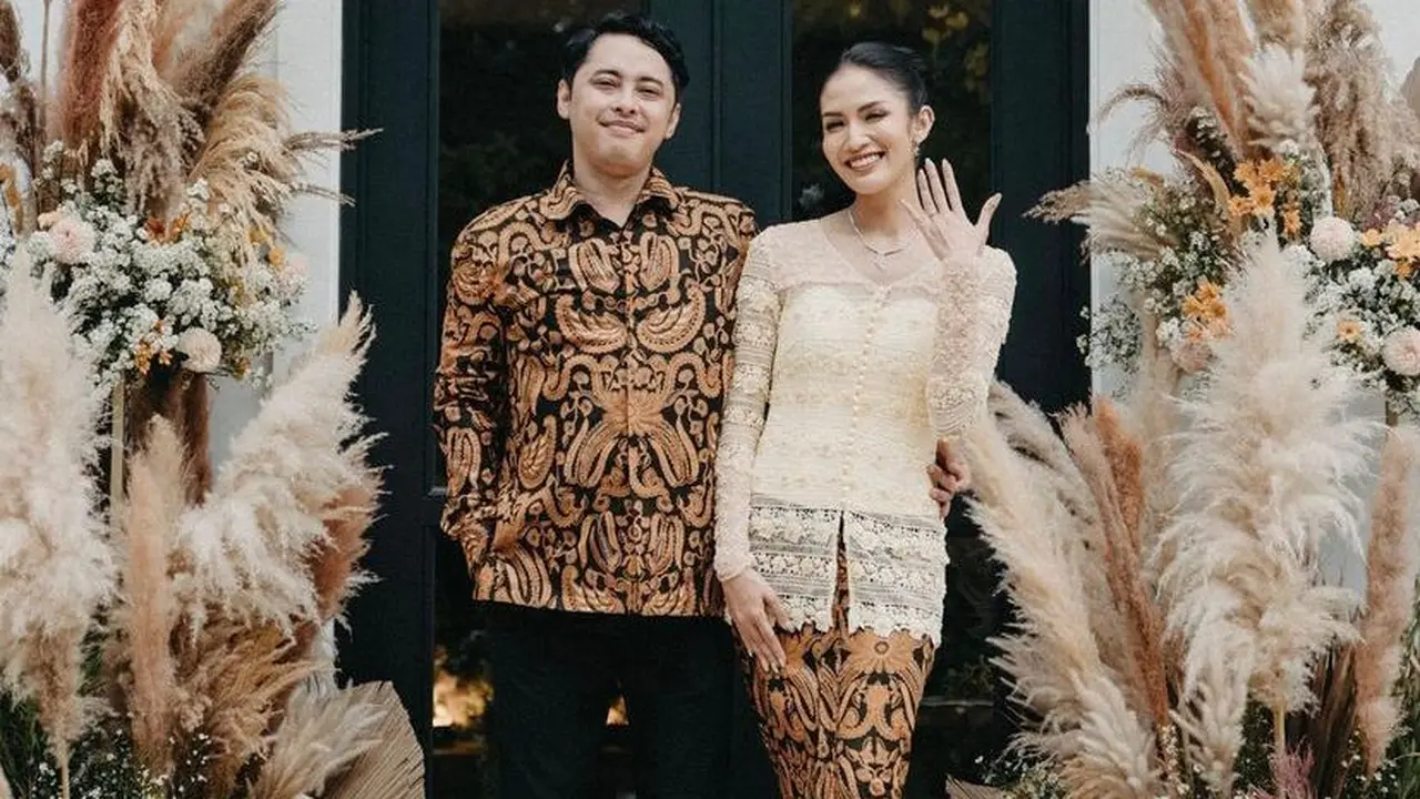 Resmi Tunangan, Aulia Sarah Pemeran Badarawuhi Tampil Menawan Berkebaya