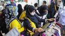 <p>Calon pembeli memilih baju di Pasar Tanah Abang, Jakarta, Sabtu (23/4/2022). Menjelang Lebaran, Pasar Tanah Abang dipadati pengunjung yang memburu busana atau pakaian muslim untuk menyambut Hari Raya Idul Fitri 1443 Hijriah. (Liputan6.com/Herman Zakharia)</p>