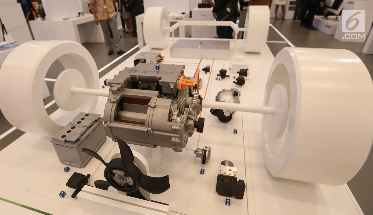 Sebuah sistem percepatan mobilitas listrik Bosch yang ekonomis dan efisien dihadirkan dalam pameran GIIAS 2019, di ICE BSD, Tangerang, Jumat (19/7/2019). Bosch menghadirkan solusi kenyamanan pada pegendara berupa ESP®hev dan iBooster, Aki hibridia 48-Volt serta eScooter. (Liputan6.com/Fery Pradolo)