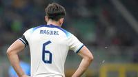 Harry Maguire&nbsp;tampak lesu usai pertandingan UEFA&nbsp;Nations League antara Italia dan Inggris di stadion San Siro, di Milan, Italia, Sabtu (24/9/2022). (AP Photo/Antonio Calanni)